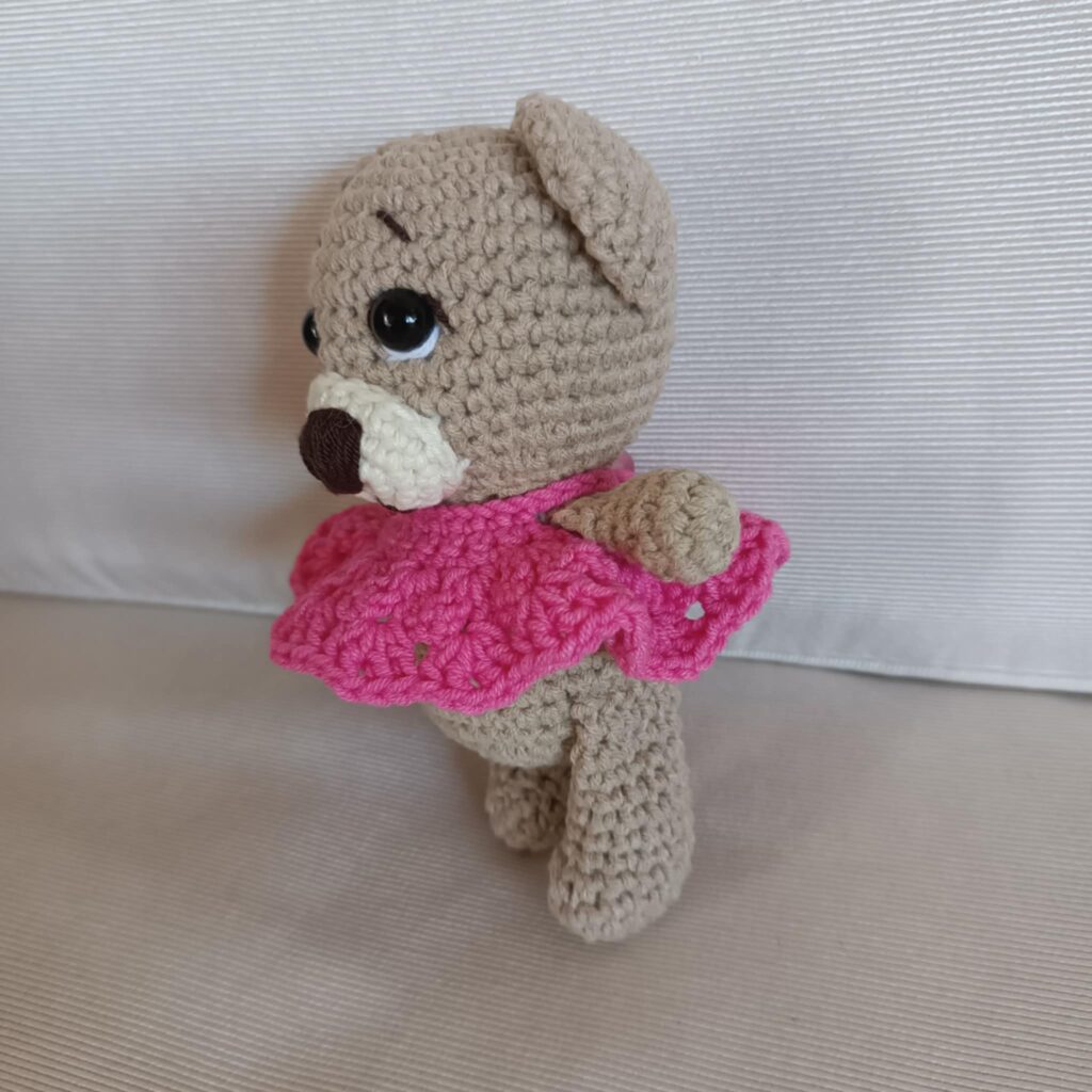 Πλεκτό αρκουδάκι με hot pink φορεματάκι (amigurumi) ύψους 15 εκ.