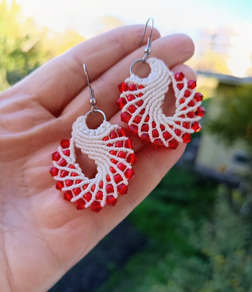 Boho σκουλαρίκια micro macrame κατόπιν παραγγελίας, άσπρο και κόκκινο