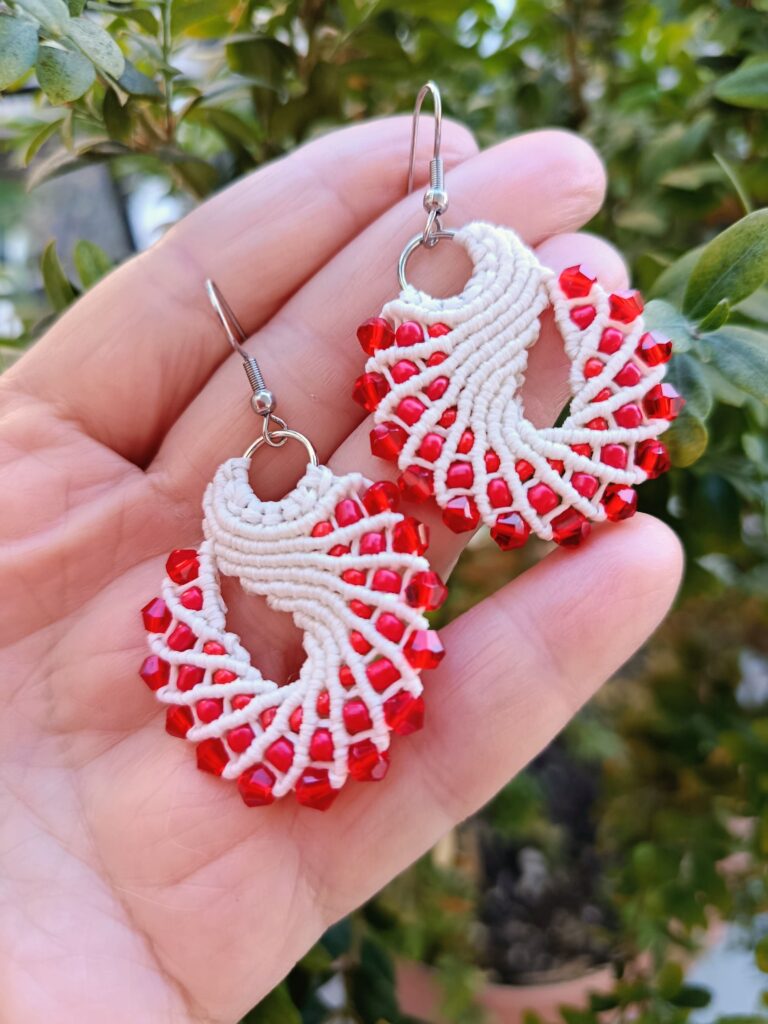 Boho σκουλαρίκια micro macrame κατόπιν παραγγελίας, άσπρο και κόκκινο