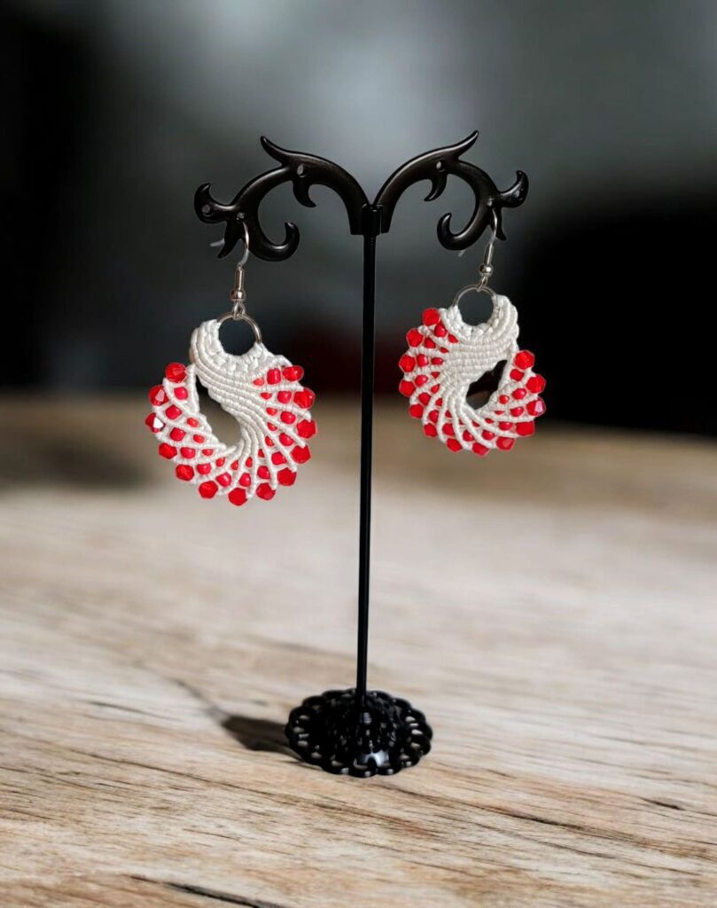 Boho σκουλαρίκια micro macrame κατόπιν παραγγελίας, άσπρο και κόκκινο