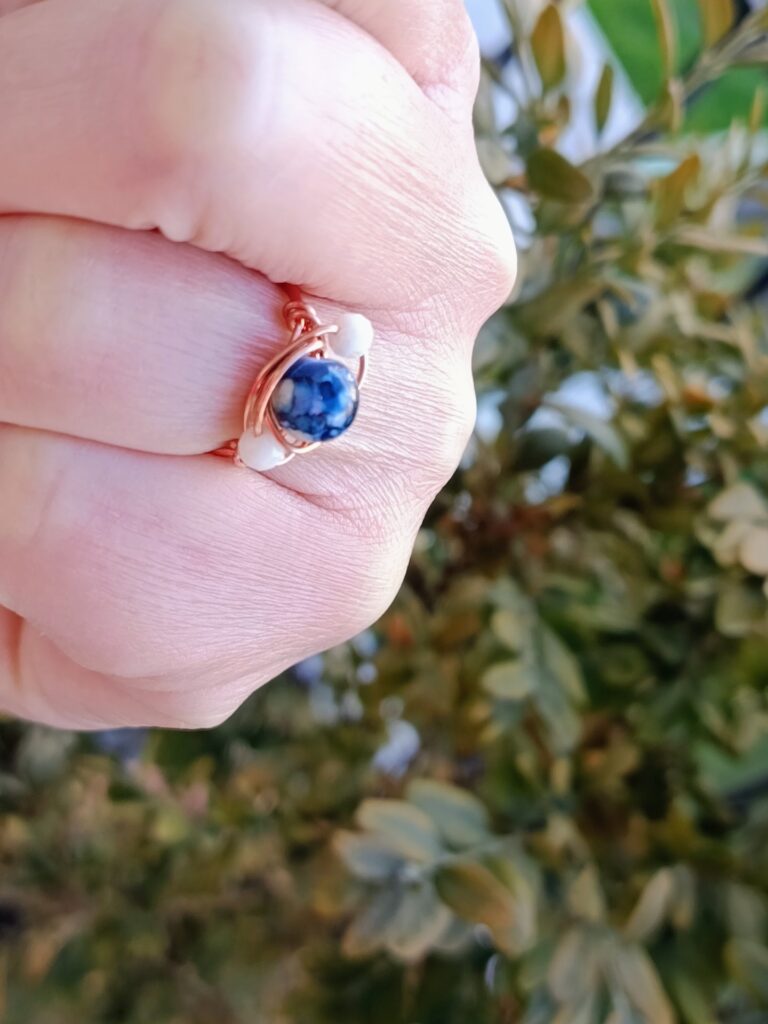 Χειροποίητο δαχτυλίδι με σύρμα χαλκού και πέρλες