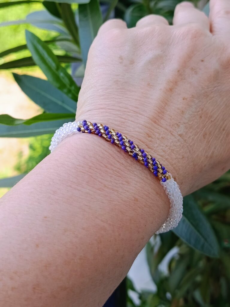 Χειροποίητο βραχιόλι με χάντρες seed beads άσπρο και μπλε
