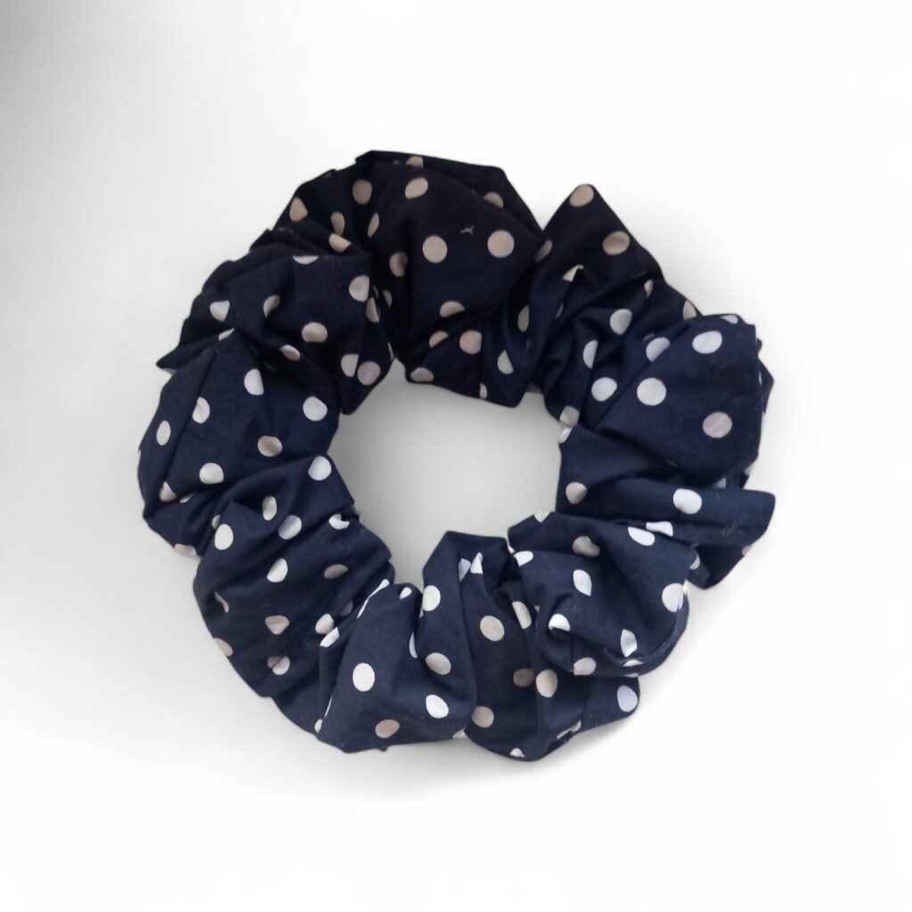 Χειροποίητο "Rosie" scrunchie πουά μπλε μεγάλο