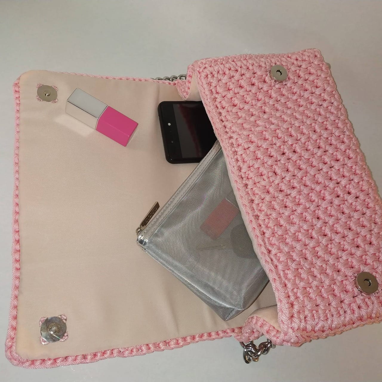 Χειροποίητο πλεκτό ροζ clutch με πέρλες