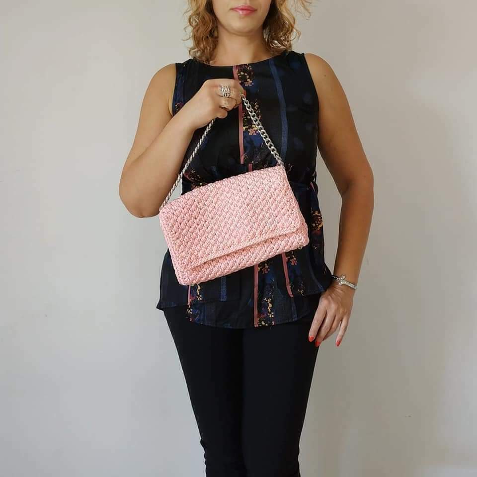Χειροποίητο πλεκτό ροζ clutch με πέρλες