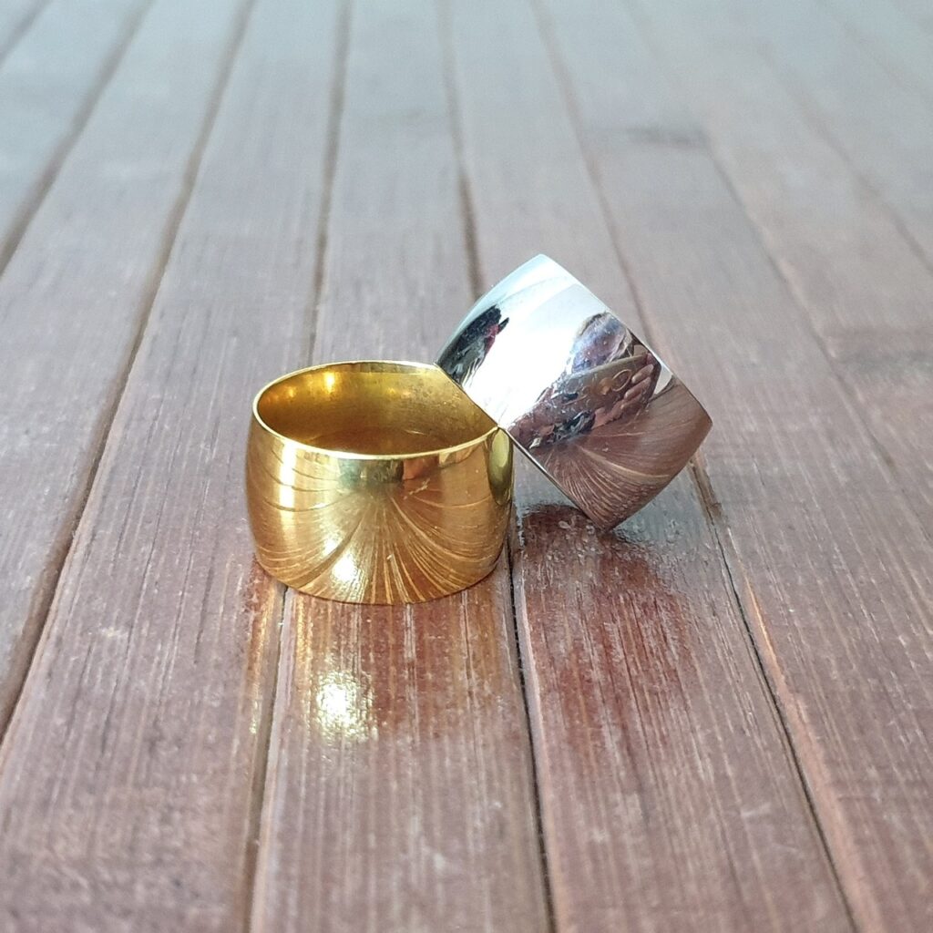 Δαχτυλίδι cigar minimal φαρδύ σε ασημί χρώμα από ανοξείδωτο ατσάλι