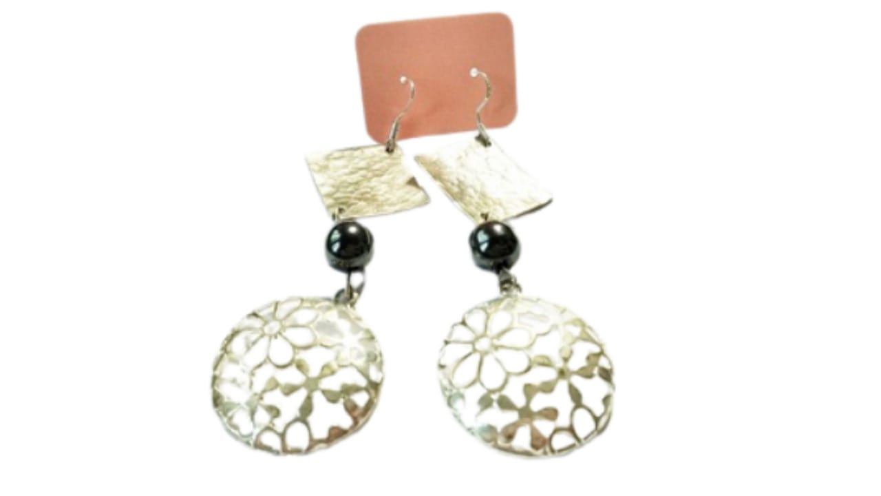 Σκουλαρίκια μακριά με μέταλλο και διάτρητο στοιχείο