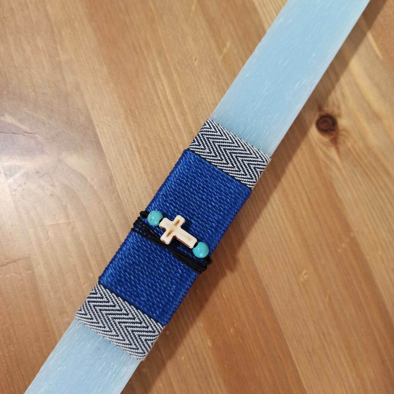 Αντρική ή εφηβική λαμπάδα 30 cm , με σταυρουδάκι σε βραχιόλι