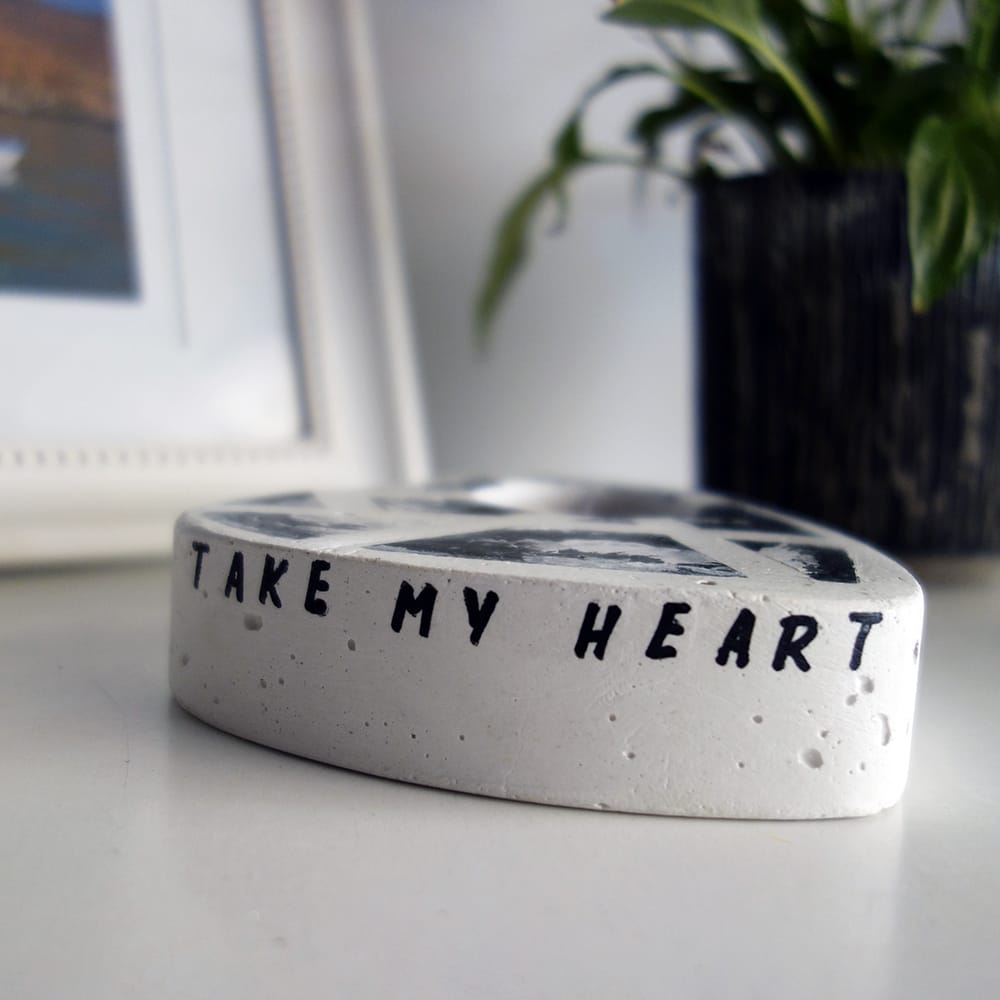 Τσιμεντένια βάση για ρεσώ καρδιά "TAKE MY HEART" black and white