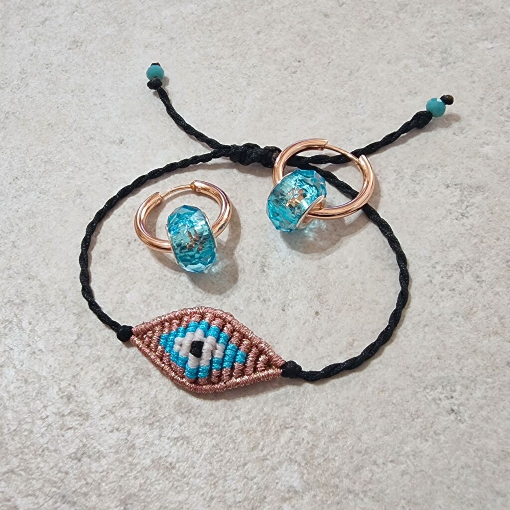 Σετ βραχιόλι boho chic μάτι χειροποίητο μακραμέ και σκουλαρίκια ατσάλινοι κρίκοι ροζ χρυσό