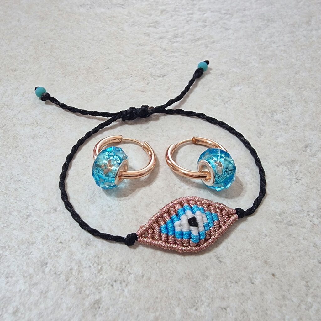Σετ βραχιόλι boho chic μάτι χειροποίητο μακραμέ και σκουλαρίκια ατσάλινοι κρίκοι ροζ χρυσό