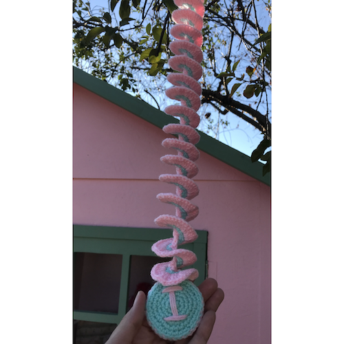 Πλεκτό windspinner με μετάλλιο smiley και μονόγραμμα