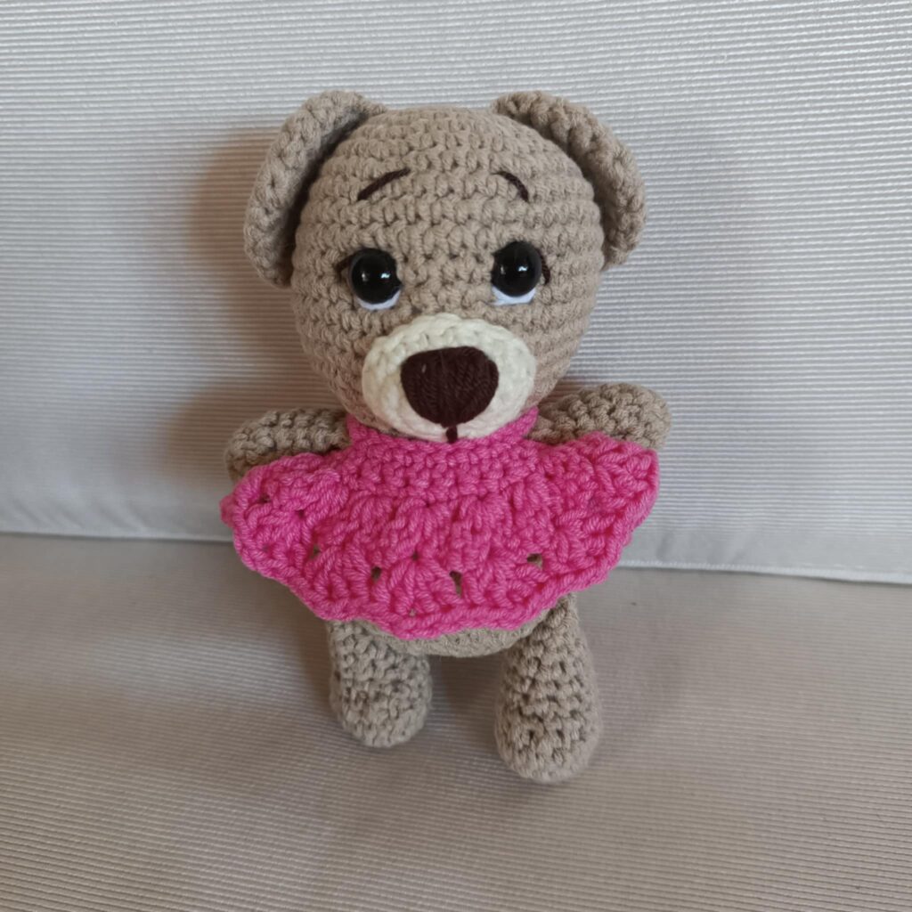 Πλεκτό αρκουδάκι με hot pink φορεματάκι (amigurumi) ύψους 15 εκ.