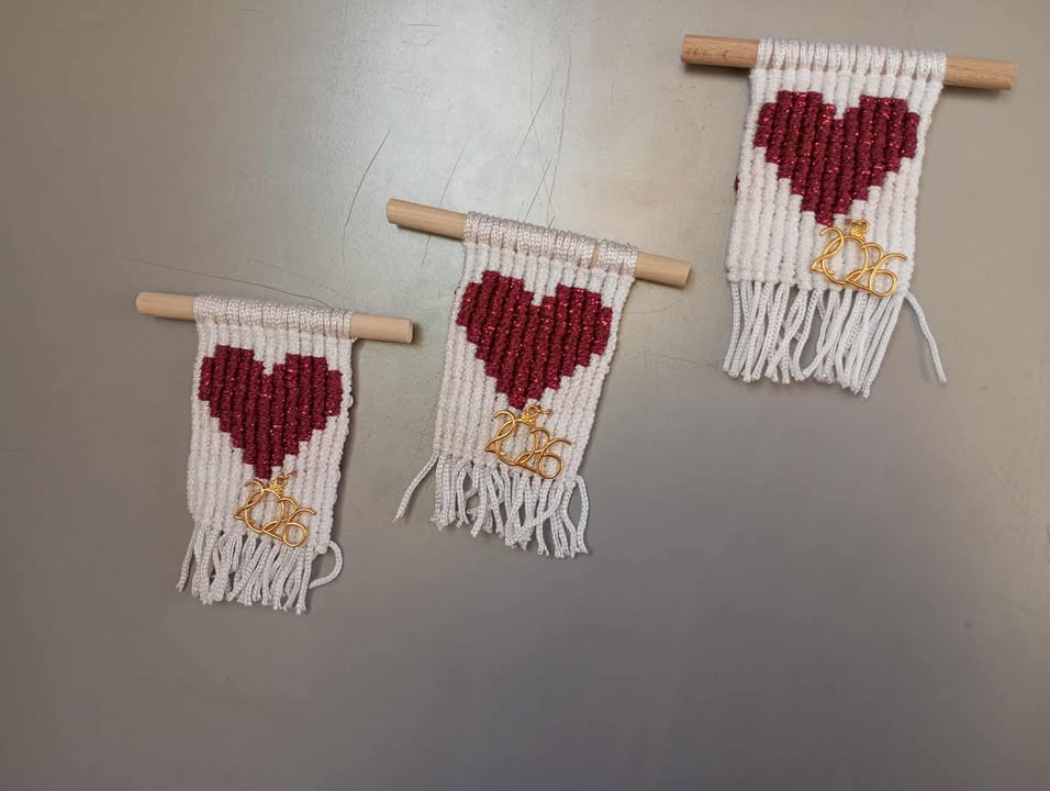 Γούρι 2026 μαγνητάκι καρδιά με την τεχνική macrame (κομποδεκτική )