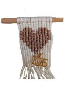 Γούρι 2026 μαγνητάκι καρδιά με την τεχνική macrame (κομποδεκτική )