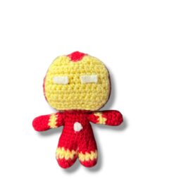 Χειροποίητο πλεκτό amigurumi Iron Man, φτιαγμένο με ακρυλικό νήμα, ιδανικό για συλλογή ή διακόσμηση.