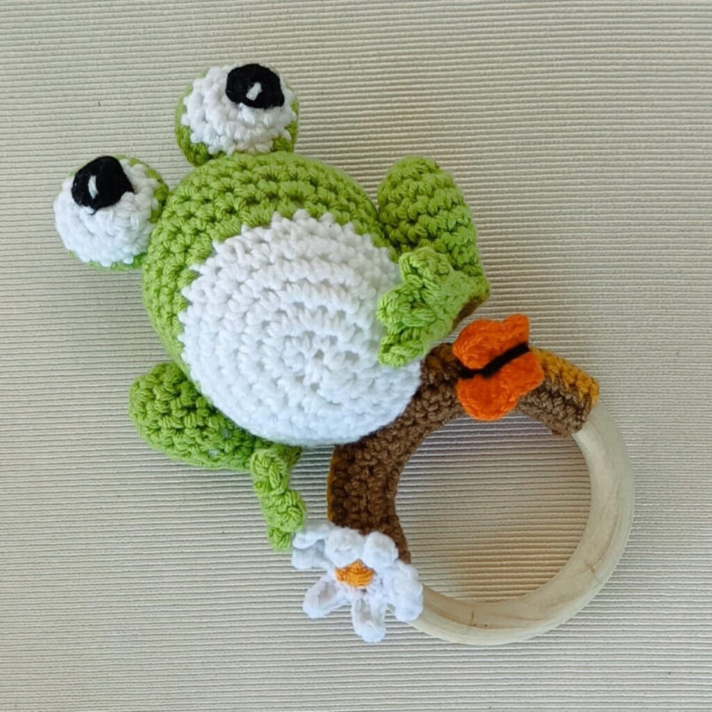 Βρεφική πλεκτή κουδουνίστρα (amigurumi) "βατραχάκι στον κήπο"