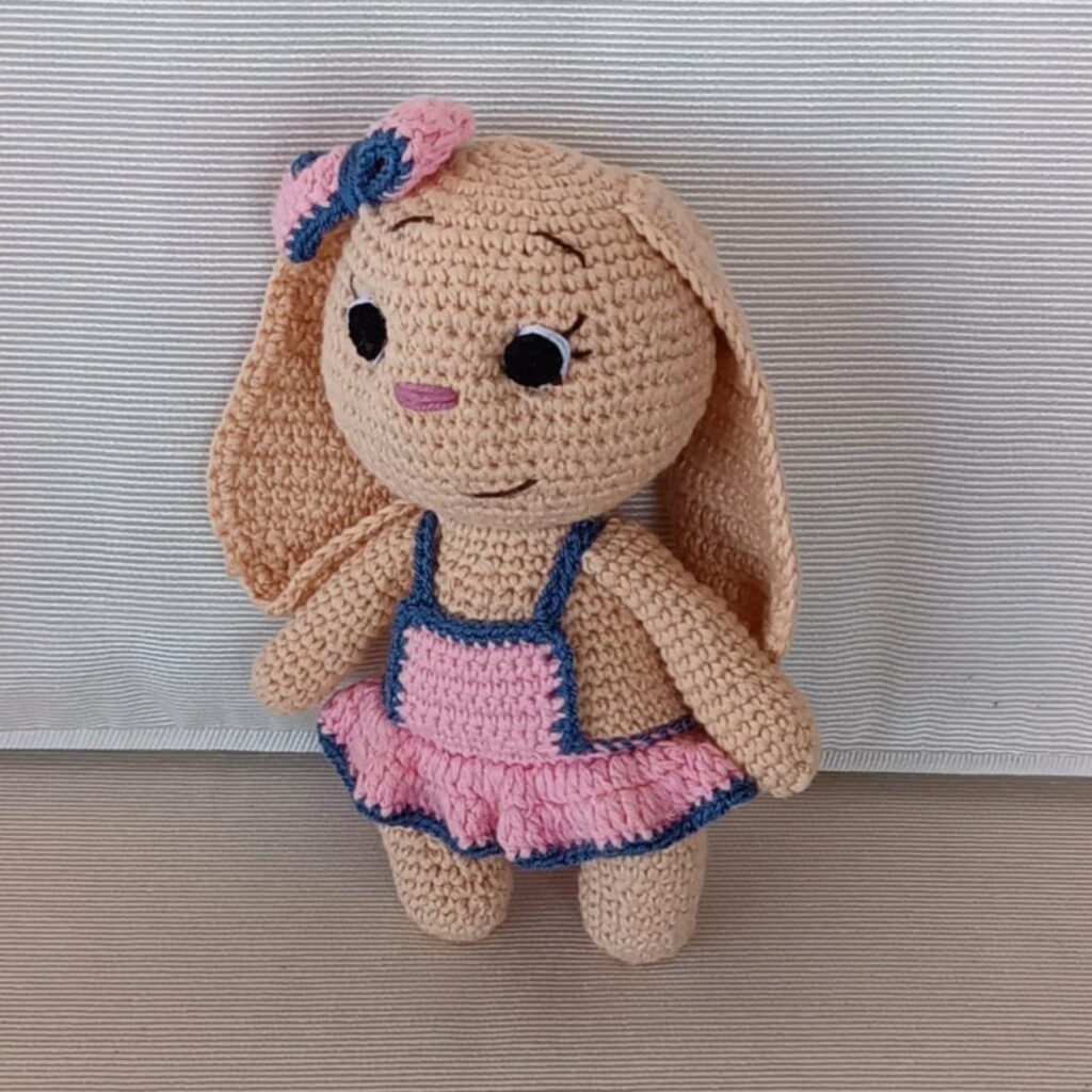 Πλεκτή χειροποίητη λαγουδίνα (amigurumi)