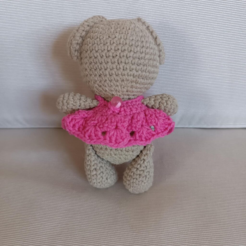 Πλεκτό αρκουδάκι με hot pink φορεματάκι (amigurumi) ύψους 15 εκ.