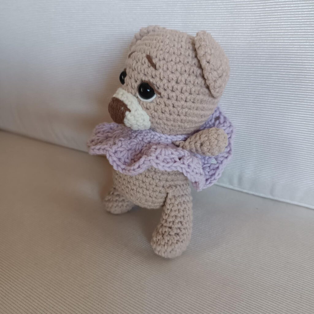 Πλεκτό αρκουδάκι με λιλά φορεματάκι (amigurumi) ύψους 14 εκ.