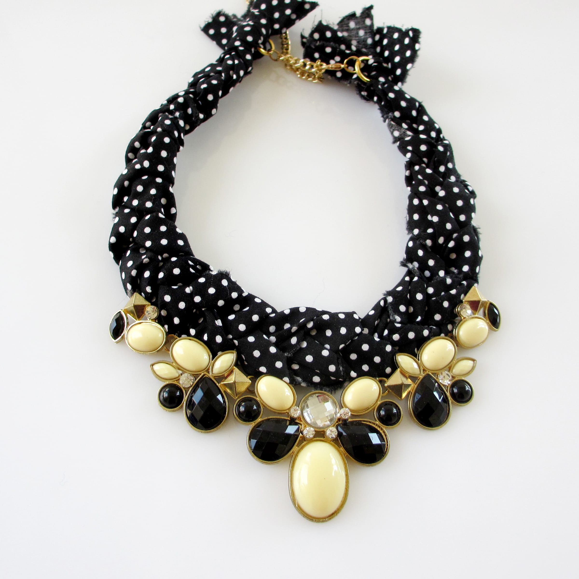 Χειροποίητο κολιέ statement black and white polka dots
