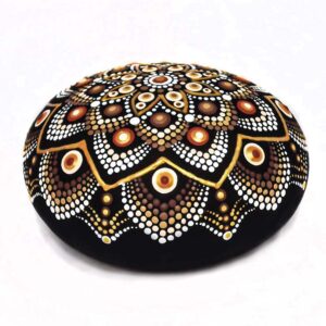 Mandala λουλούδι, ζωγραφισμένο σε μεγάλη φυσική πέτρα θαλάσσης