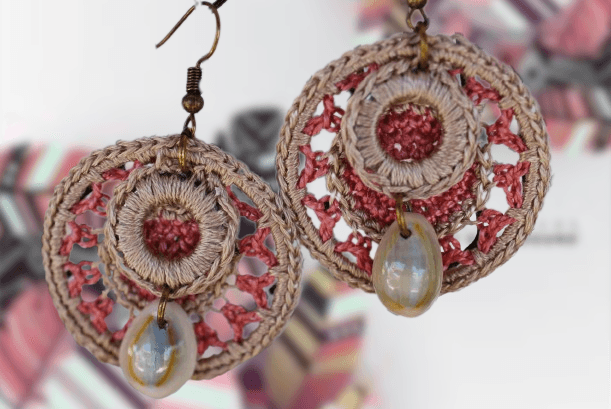 Πλεκτά στυλ boho σκουλαρίκια με θαλασσινό κοχύλι