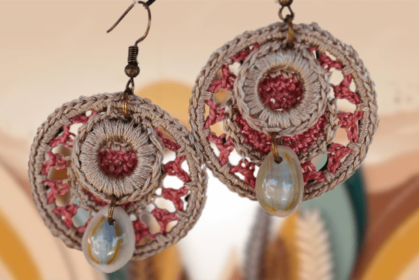 Πλεκτά στυλ boho σκουλαρίκια με θαλασσινό κοχύλι