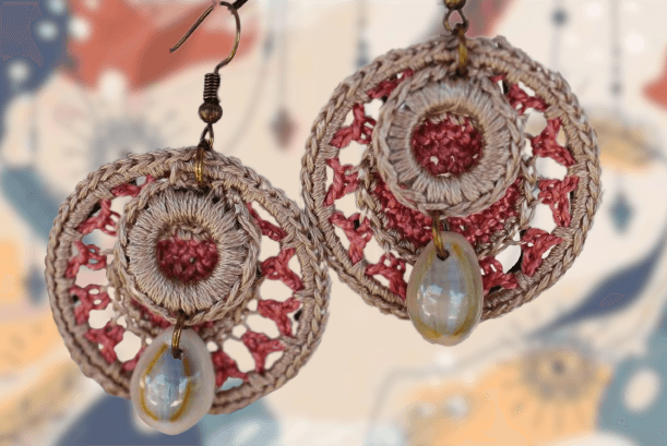 Πλεκτά στυλ boho σκουλαρίκια με θαλασσινό κοχύλι
