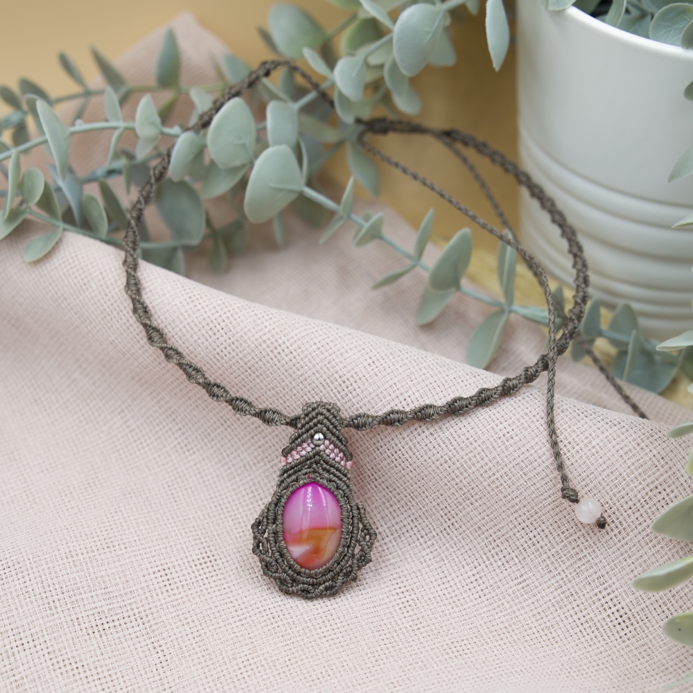 Kολιέ macrame με ημιπολύτιμη πέτρα, φούξια αχάτη