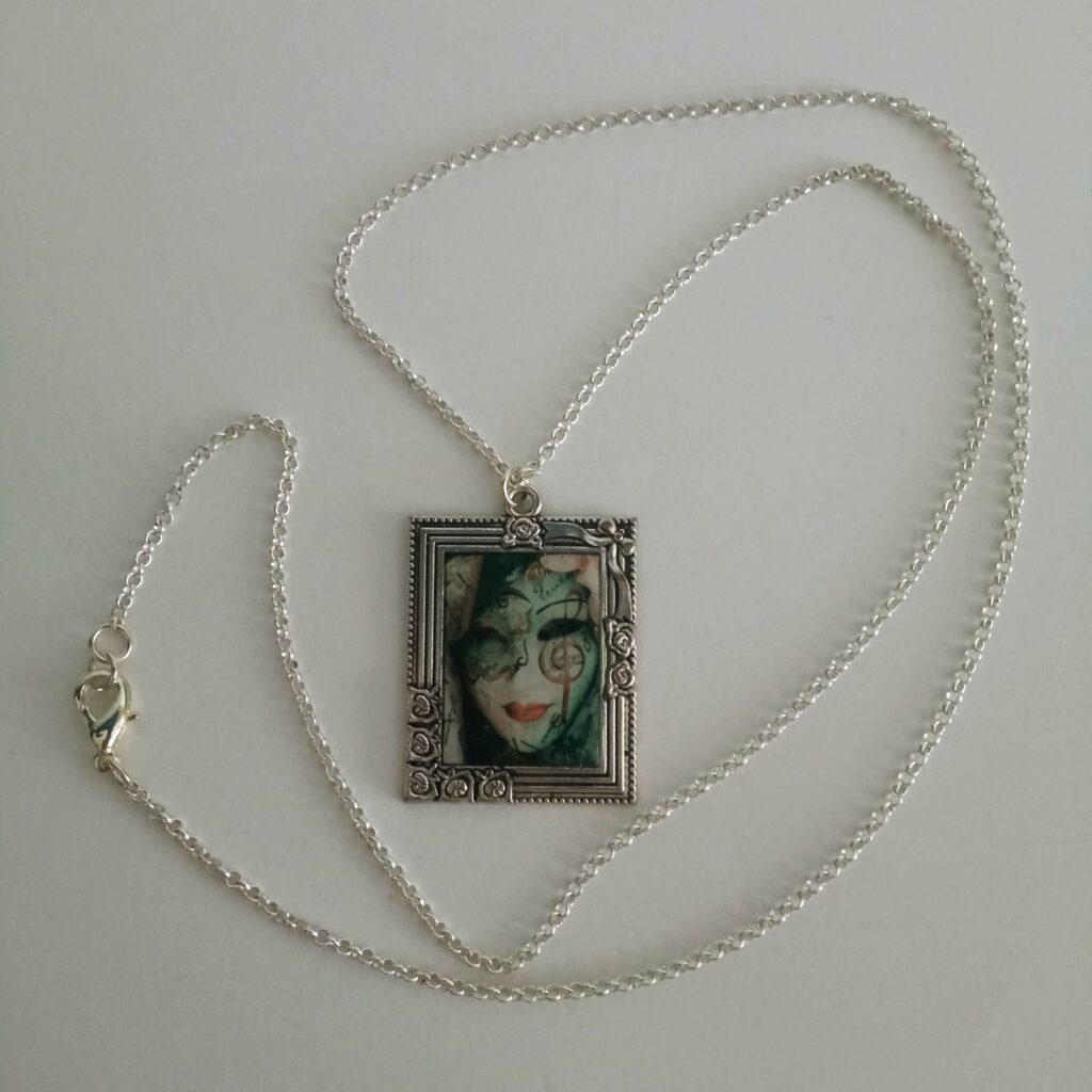 Χειροποίητο κολιέ μάσκα σε στυλ vintage με υγρό γυαλί