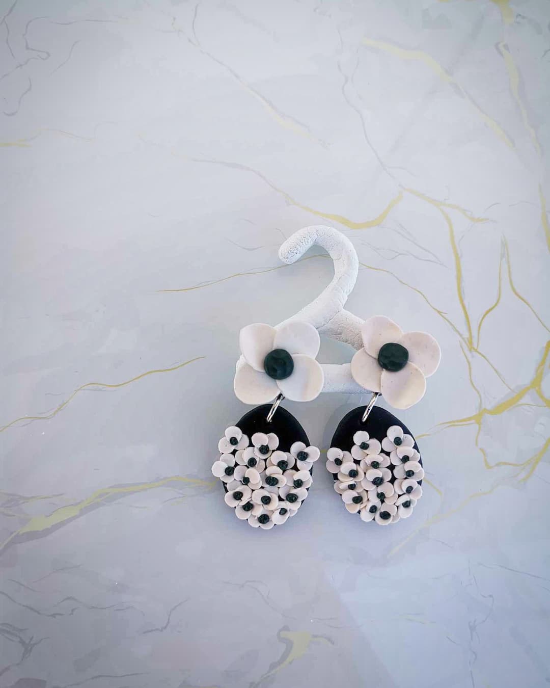 Handmade σκουλαρίκια “flowers” μαύρο άσπρο κυπαρισσί