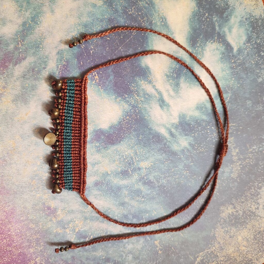 Κολιέ boho μακραμέ με μεταλλικές χάντρες