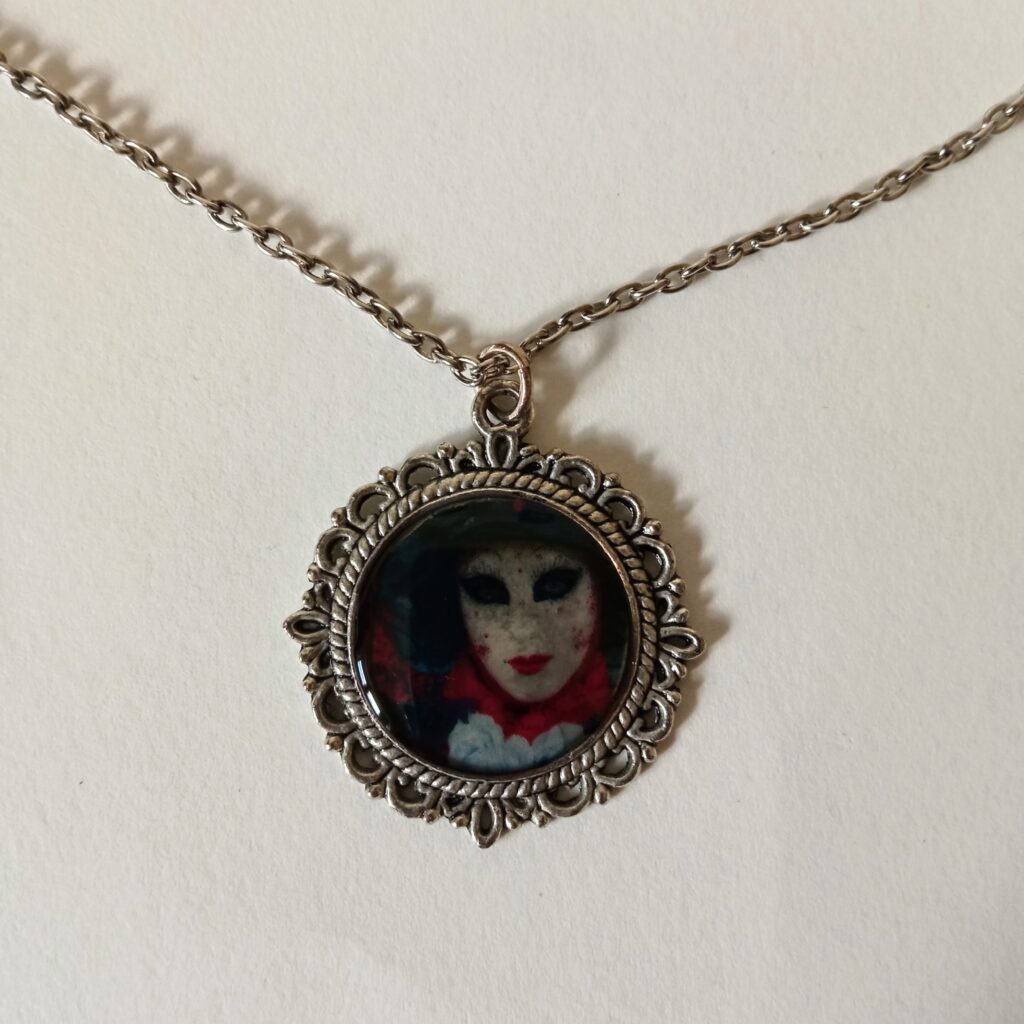 Χειροποίητο κολιέ ασημί σε στυλ vintage με υγρό γυαλί