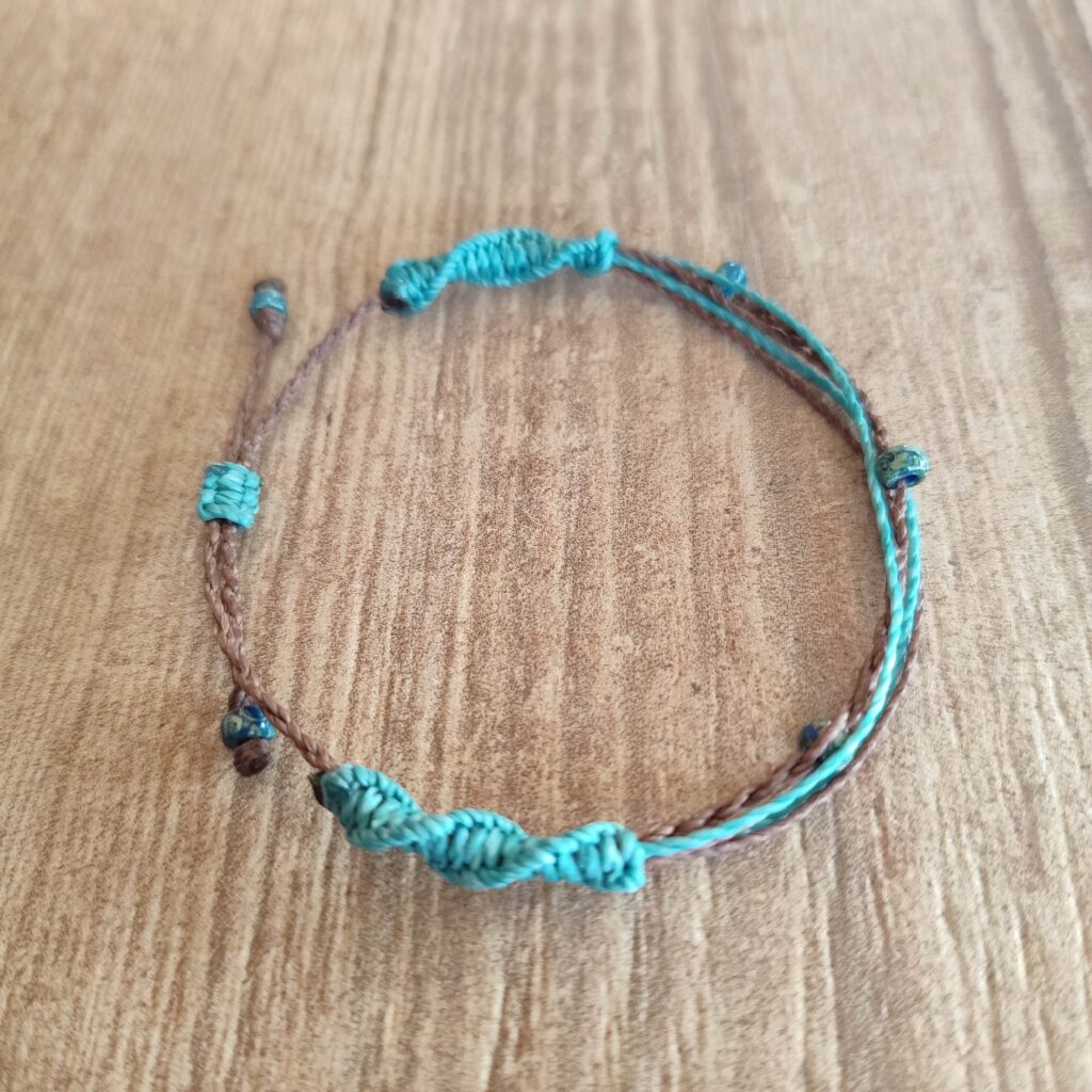 Βραχιόλι boho μακραμέ με χάντρες
