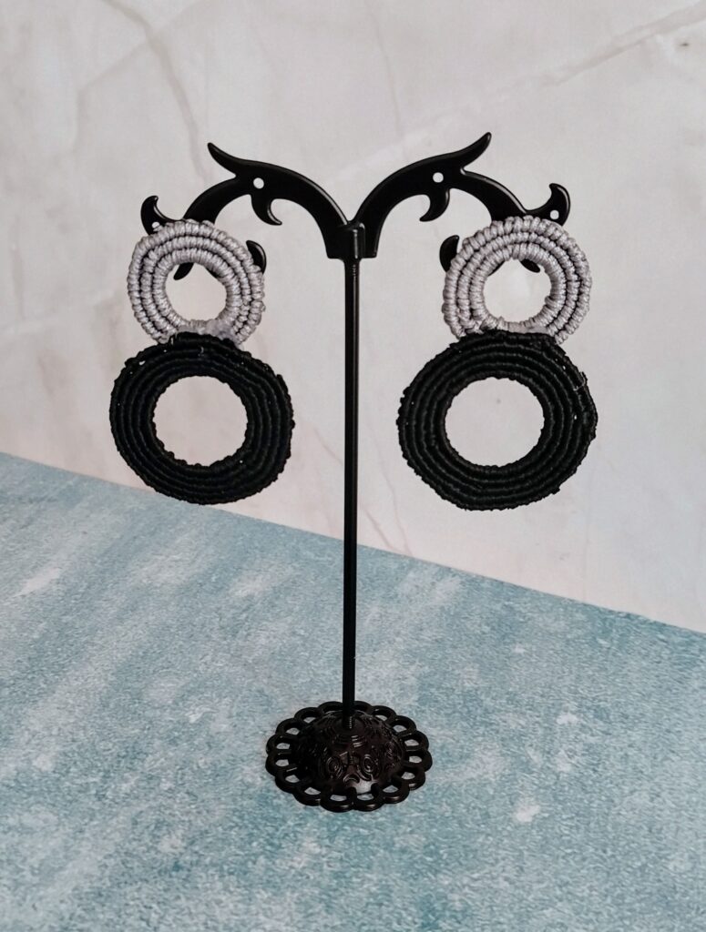 Σκουλαρίκια καρφωτά διπλός κύκλος macrame
