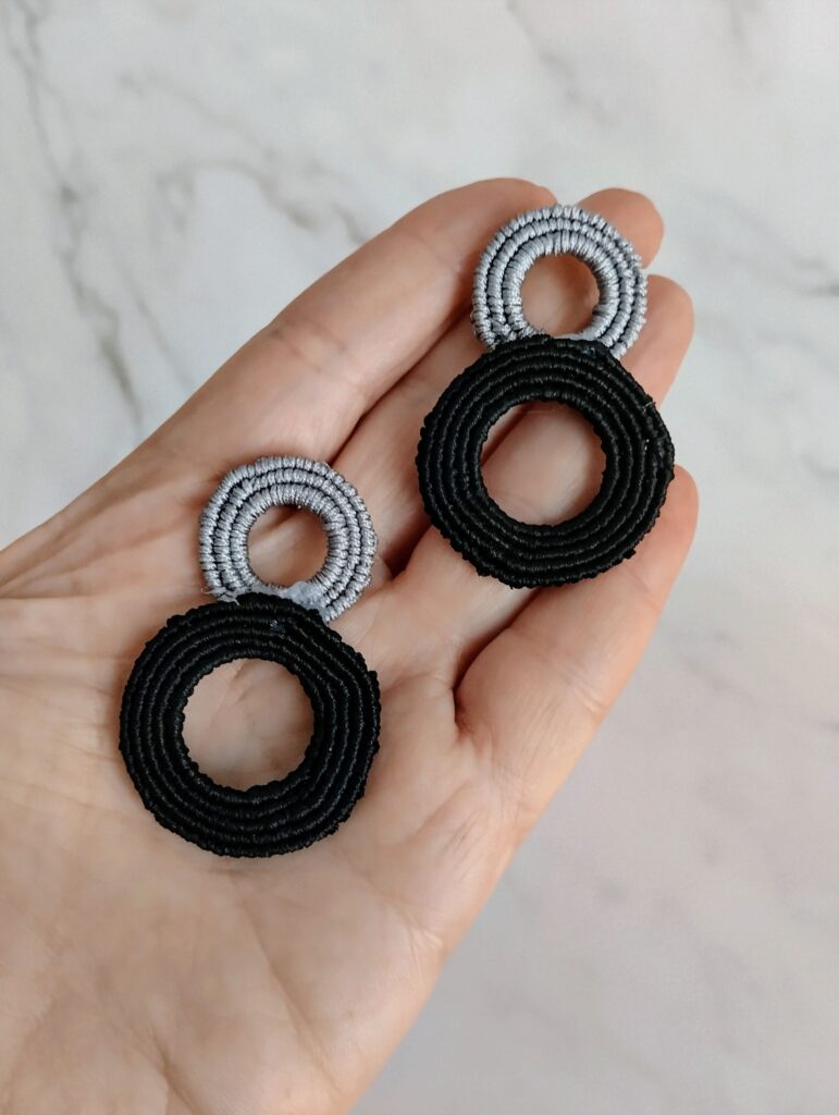 Σκουλαρίκια καρφωτά διπλός κύκλος macrame