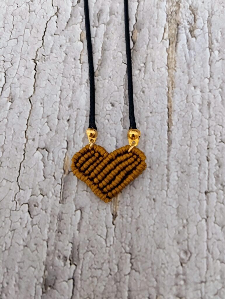 Ατσάλινο κολιέ καρδιά macrame 1