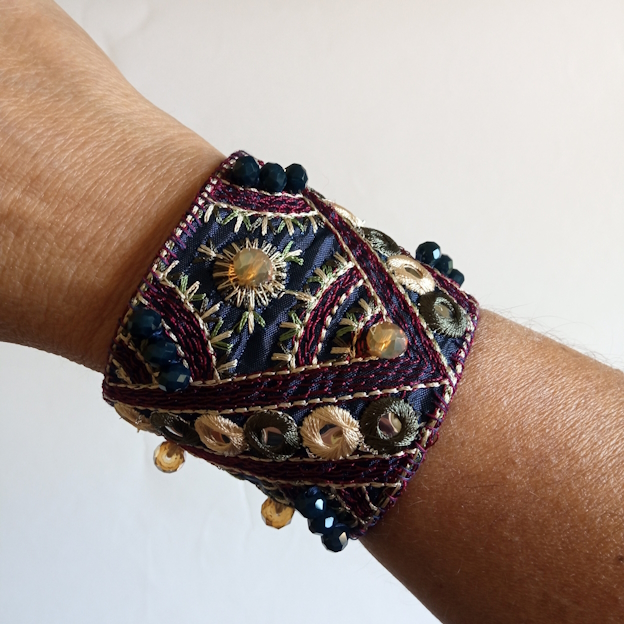 Χειροποίητο βραχιόλι boho από ύφασμα και κρύσταλλα