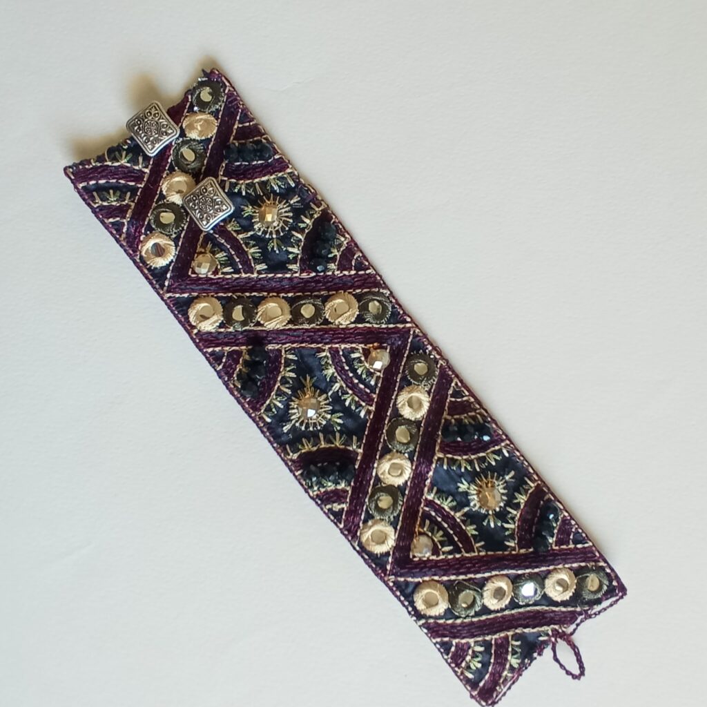Χειροποίητο βραχιόλι boho από ύφασμα και κρύσταλλα