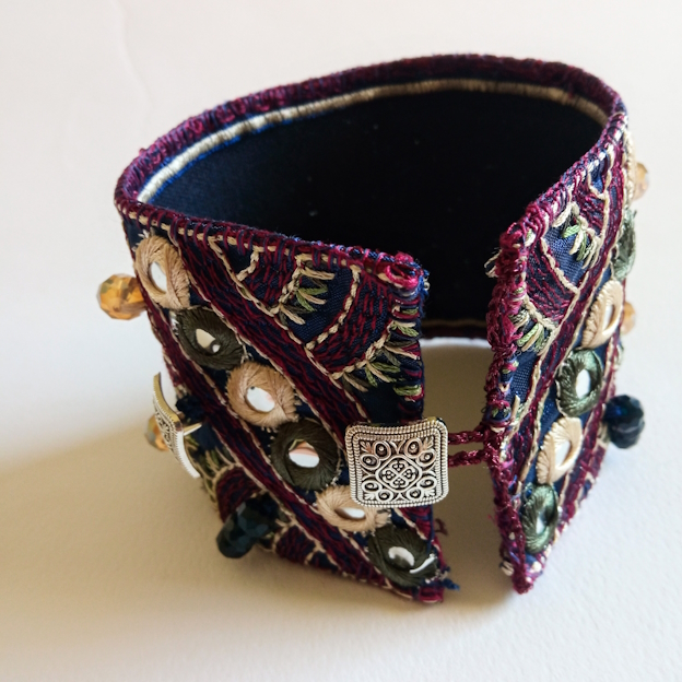Χειροποίητο βραχιόλι boho από ύφασμα και κρύσταλλα