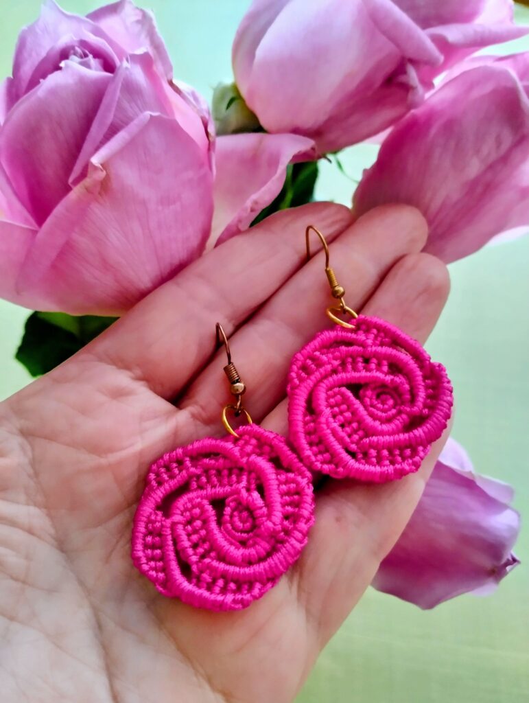 Χειροποίητα σκουλαρίκια boho τριαντάφυλλα micro macrame