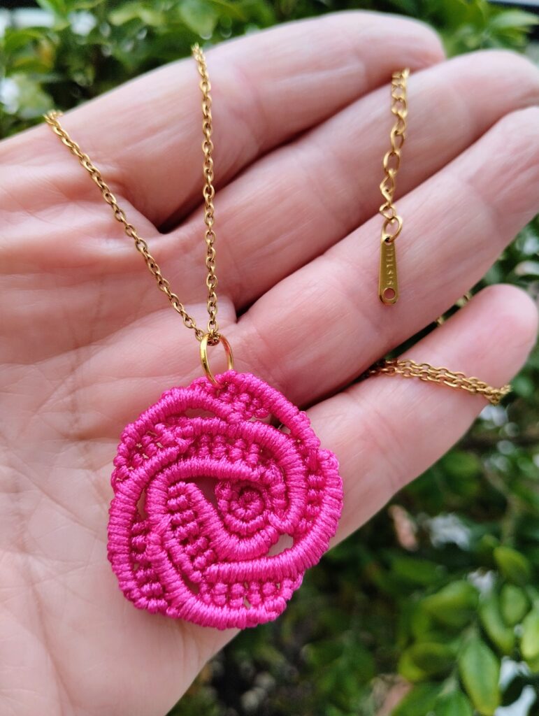 Χειροποίητο κολιέ boho τριαντάφυλλο micro macrame