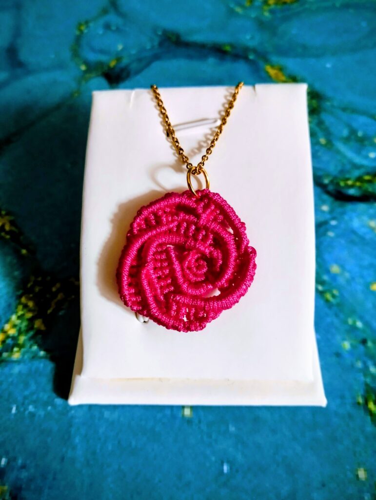 Χειροποίητο κολιέ boho τριαντάφυλλο micro macrame