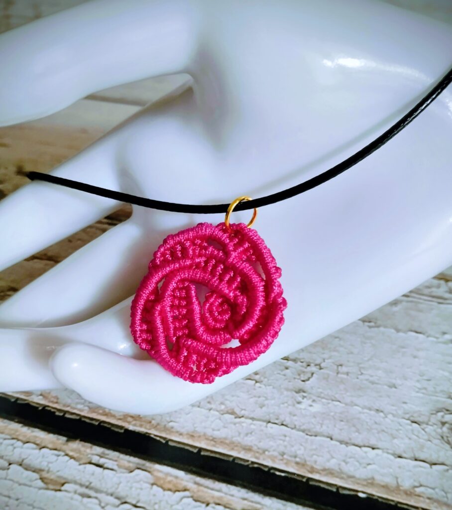 Χειροποίητο κολιέ boho τριαντάφυλλο micro macrame φούξια