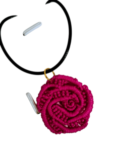 Χειροποίητο κολιέ boho τριαντάφυλλο micro macrame φούξια