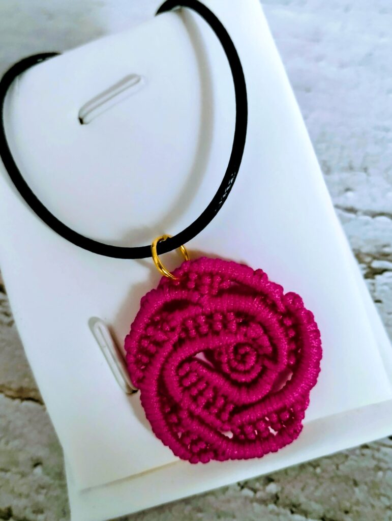 Χειροποίητο κολιέ boho τριαντάφυλλο micro macrame φούξια