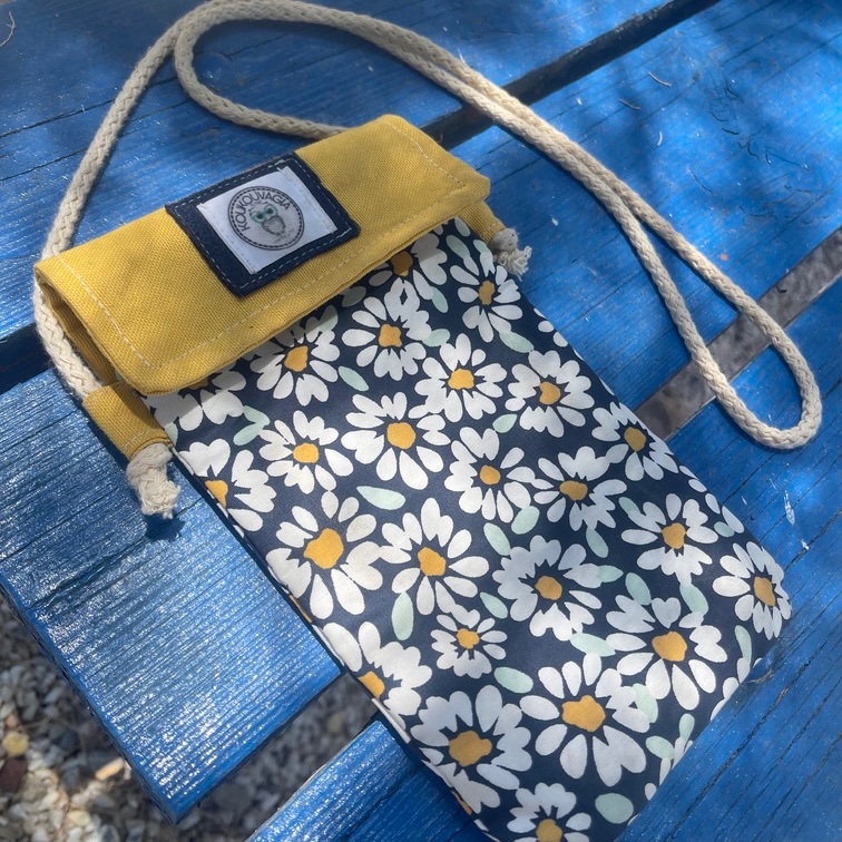 Χειροποίητο τσαντάκι κινητού Large Daisies (αδιάβροχο)