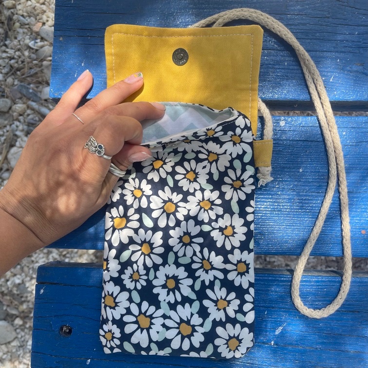 Χειροποίητο τσαντάκι κινητού Large Daisies (αδιάβροχο)