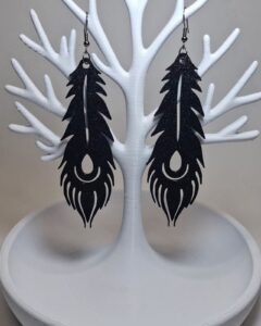 Εντυπωσιακά κρεμαστά 3D Printed σκουλαρίκια σε σχήμα φτερού.